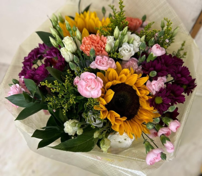 12 Month Subscription - 12 month subscription flowers delivered on a date of your choice. The first delivery will include a vase. 2 months will receive chocolates and 2 months will receive balloons.